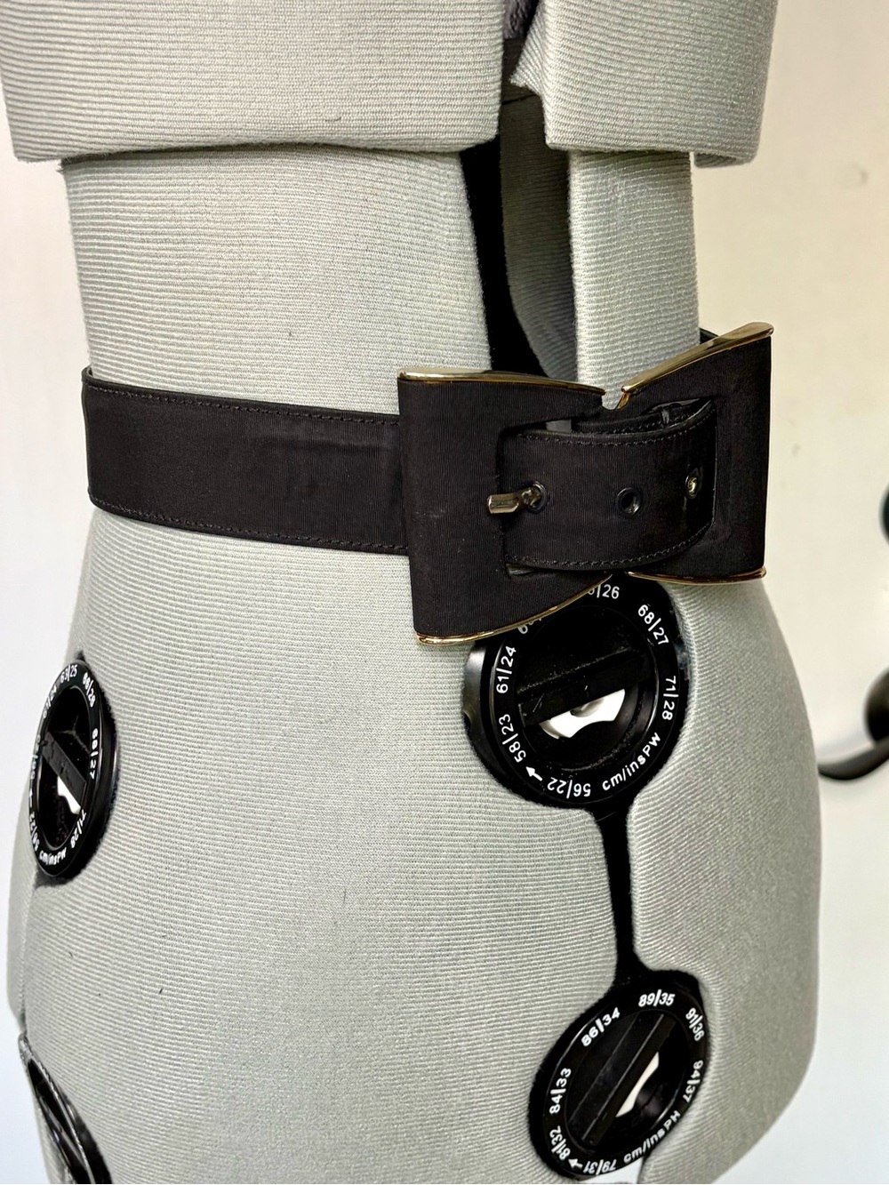 Oscar de la Renta Leather&Fabric 1.25” Belt, bow shaped buckle, black/gold, 26” - Picture 3 of 9